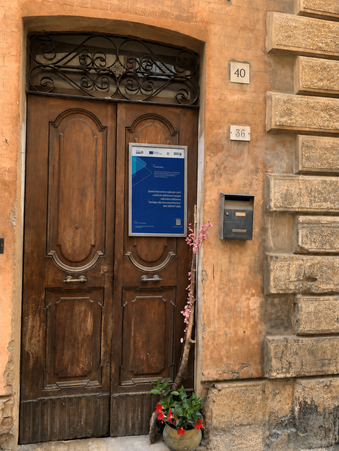 Porta d'ingresso dello studio Pilates nel centro storico di Civitanova Vecchia
