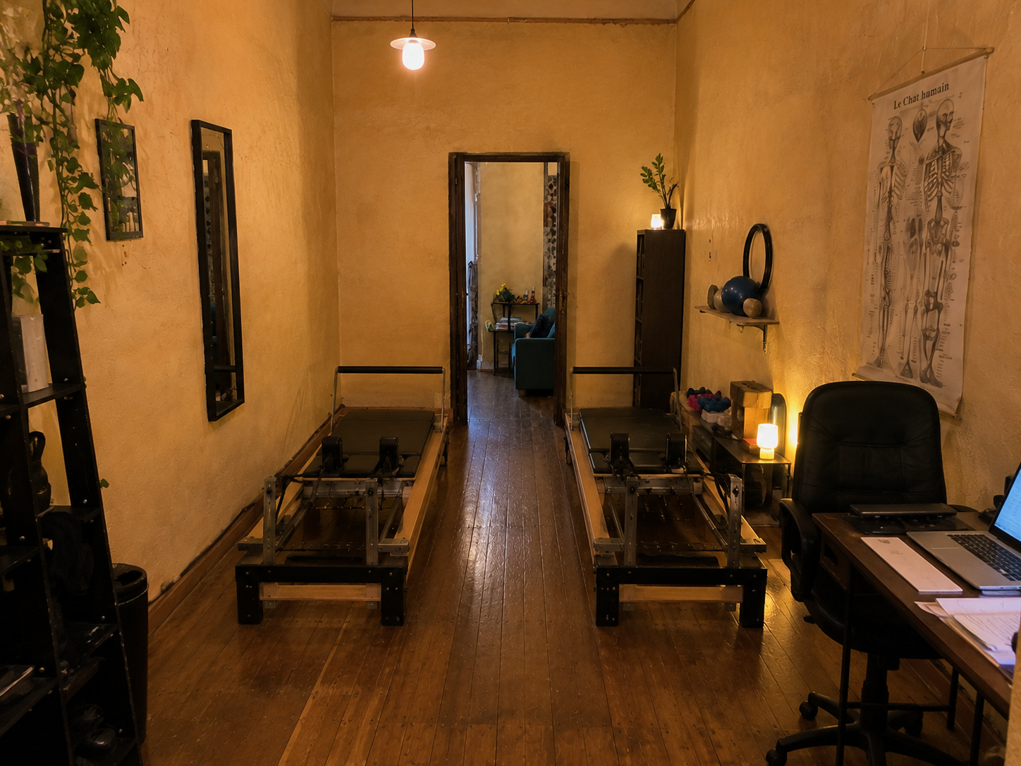 Vista interna dello studio Pilates con scrivania e attrezzi
